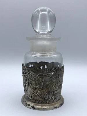 Botella de perfume de tabaco victoriana E. G. Webster & Son placa plateada Repousse década de 1890 Foto 1 de 4