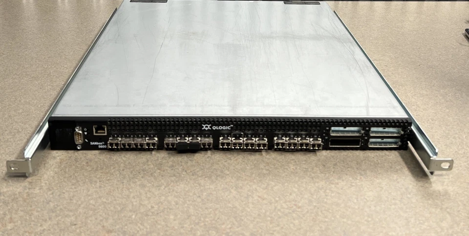 Conmutador de canal de fibra de 16 puertos QLOGIC SANbox 5600 SB5600Q-08A C Foto 1 de 4