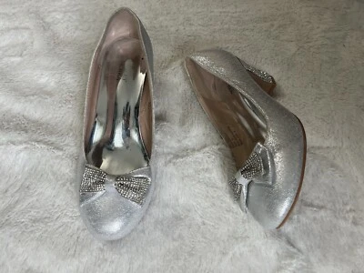Badgley Mischka Silver Block Heel Glitter Pump heels with Bow size 6 Beautiful - Image 1 of 4