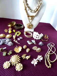 28 Teile VINTAGE ZU MOD SCHMUCK - CORO, PAPIER, BSK, BARCLAY, TRIFARI.ETC. - Bild 1 von 24