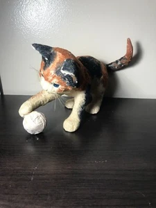 Kunststoff Hohl Filz bedeckt Katze spielt mit Ball Figur - Bild 1 von 6