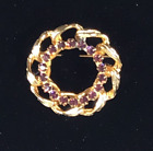 Broche maillon chaîne ronde ton or avec petites pierres violettes 1,5" de travers