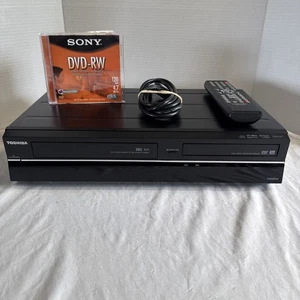 Toshiba DVR620 DVD Grabadora DVD VHS Combo Salida HDMI con Control Remoto y Cables - Imagen 1 de 11