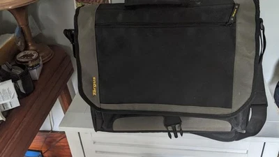 Targus TCG200 Notebook Messenger Bag - Image 1 of 3