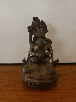 Тибетская позолоченная бронзовая фигурка Тары, держащей ребенка Будду, около 16/17 века - Изображение 1 из 4