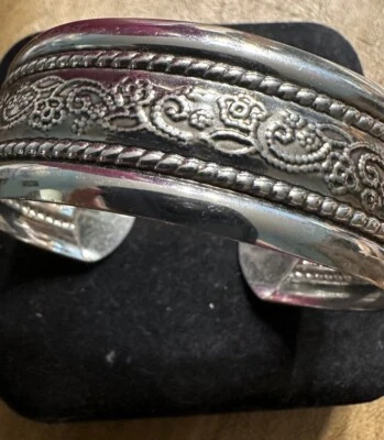 Brazalete de moda Lia Sophia “Navajo” floral pergamino texturizado A40 Foto 1 de 2