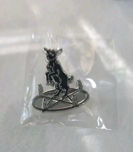 Spilla smaltata e cromata - capra in pentagramma - baphomet evoca stregoneria gotica - Foto 1 di 1