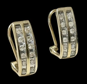 Orecchini a cerchio huggie in oro giallo 10 kt con pavè di diamanti - Foto 1 di 15