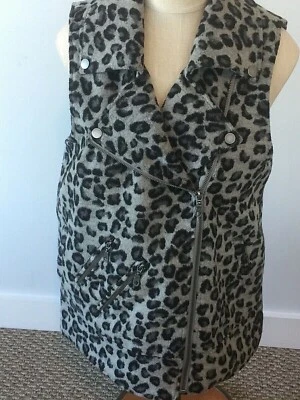 Chaleco Jolt Moto Estilo #TP0426ZB1E, Talla Mediana Gris/Negro Estampado Guepardo Usado Foto 1 de 4