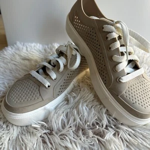 Crocs Iconic Comfort Women's Low Top Beige Color and White Soles size 7 - Picture 1 of 8