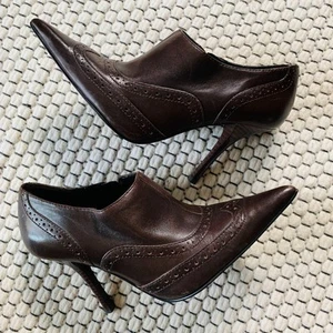 GUESS brown wingtip pointed toe side zip booties shooties wood heels 7.5 - Picture 1 of 15