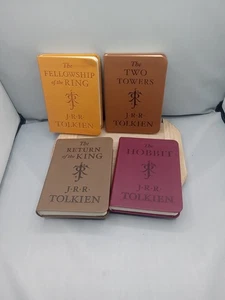 J.R.R. TOLKIEN THE HOBBIT AND LORD OF THE RING DELUXE POCKET 4 BOOK SET - Foto 1 di 13