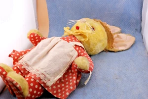 VINTAGE GUND CREATIONS J. SWEDIN GELB STOFFTIER HASE ROT GEPUNKTET KLEID 50er JAHRE - Bild 1 von 8