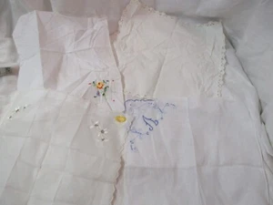 Vintage 4 white Handkerchiefs Embroidered Flowers Monogram 'V' - Picture 1 of 5