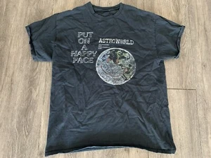 Camisa Travis Scott Grande Lollapalooza 2018 Put On A Happy Face Down to Earth hxc - Imagen 1 de 6