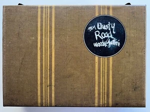 Woody Guthrie - The Dusty Road Cool 3CD Koffer Box Set - Bild 1 von 5
