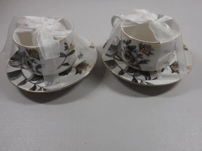 Juego de 2 tazas y platillos Grace's Teaware blanco gris con adornos dorados Foto 1 de 4