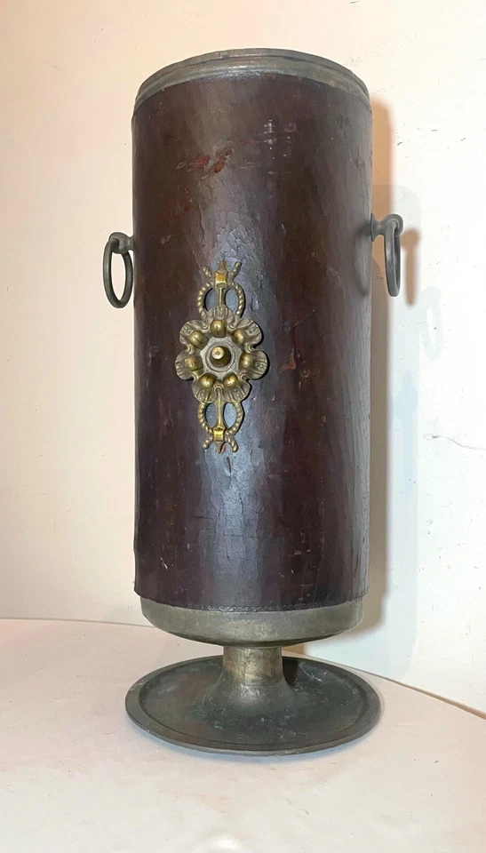 antiguo soporte bastón para paraguas con patas de bronce envuelto en cuero de principios de 1800 Foto 1 de 4