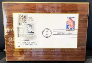 Placa colgante de madera de recuerdo del Foro Postal Nacional de colección sello Barrymore Fam 1982 - Imagen 1 de 4
