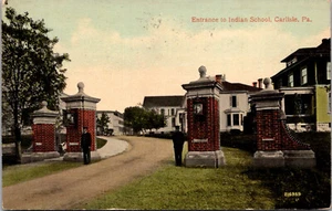 CARLISLE, PENNSYLVANIA - ENTRANCE TO INDIAN SCHOOL - 1910 - OLD POSTCARD - Picture 1 of 2