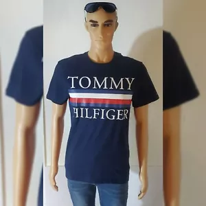 TOMMY Hilfiger Bethel MAGLIETTA UOMO MANICA CORTA LOGO A RIGHE GRANDI TAGLIA M BLU NAVY - Foto 1 di 12