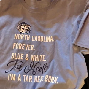 UNC Carolina Tar Heels Forever Hanes T-Shirt Uomo 100% Cotone Grafica Medium - Foto 1 di 6
