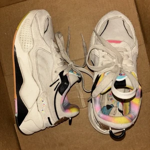 Talla 5 Juvenil Puma RS-X Cam X Squishmallow Zapatos Informales con Cordones Gris/Blanco - Imagen 1 de 8