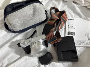 Nikon 1 J5 Mirrorless Camera with 10-30mm VR Lens Silver Kit Battery Charger - Picture 1 of 12