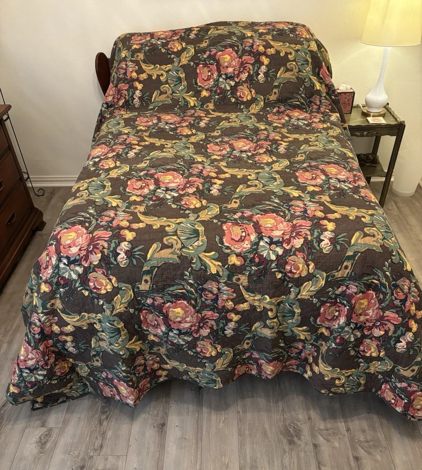 Edredón King Reversible Floral Emilla Marrón Pine Cone Hill +2 Fundas Euro Precio de venta sugerido por el fabricante $555 Foto 1 de 4