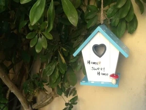 Casita pájaros decorada celeste y blanca jardín alto 17cm ancho 15cm - Imagen 1 de 5