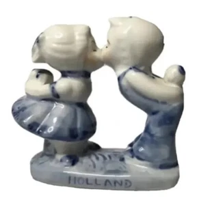 Vintage blaue Delfter Deko niederländischer Junge und Mädchen küssende Figur 3 Zoll Holland handbemalt - Bild 1 von 9