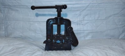 Vintage REED NO. 71 Pipe Vice Antique Bench Top Made In Erie PA - Image 1 of 4
