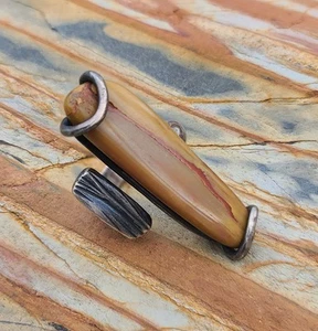 Anillo de Colección Brutalista Modernista Plata de Ley y Madera Petrificada Forma Libre Talla 4 - Imagen 1 de 17