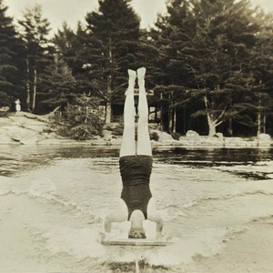 Antikes Foto Mann führt Kopfstand Trick beim Wasserski stehend auf Kopf - Bild 1 von 3