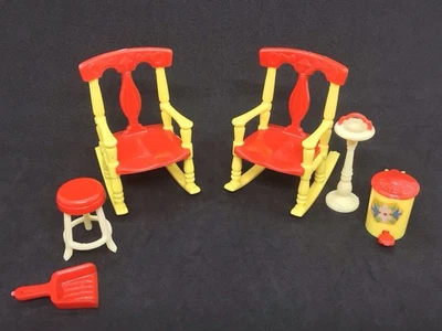 Cadeiras de balanço vintage Renwal casa de bonecas #65 lata de lixo panela #64 cinzeiro #13 - Imagem 1 de 4