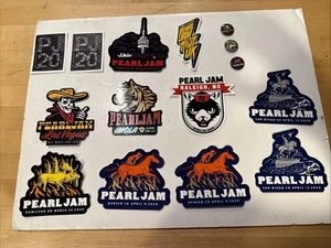 Menge 12 Pearl Jam Konzert Aufkleber und 3 Pins - Bild 1 von 6