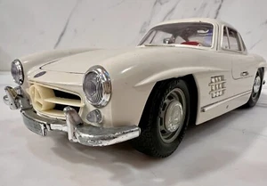 Burago Mercedes 300SL Gull Wing Die-Cast Model Car 1:18 Scale White - Picture 1 of 9