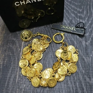 Brazalete de cadena de monedas vintage redondo con logotipos CC chapado en oro CHANEL #1067c Rise-on - Imagen 1 de 10