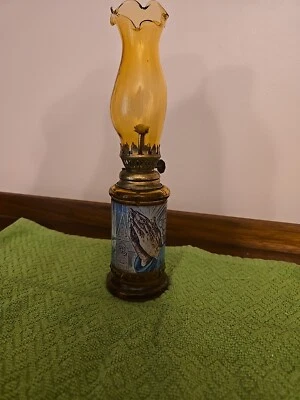 Linterna religiosa de queroseno ámbar miniatura hecha en Hong Kong Foto 1 de 4