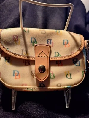 Monedero pequeño de grano de guijarro Dooney & Bourke logotipo DB por todas partes Foto 1 de 4