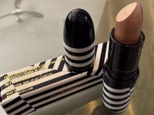 LÁPIZ LABIAL MAC FROST NUEVO EN CAJA (PARA ATRAPAR A UN MARINERO) - Imagen 1 de 4