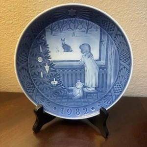 Vintage 1982 Royal Copenhagen ”waiting Chri'' annual Christmas collection plate - Picture 1 of 4