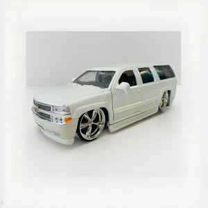 Jada Toys Dub City, 1/24 Scale Chevrolet Suburban 2000 In White, VGC - Picture 1 of 11