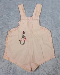 Vintage 40er Pfirsich Strampler Einteiler Baby 9 - 12 Monate Handarbeit bestickt Hase Ostern - Bild 1 von 9