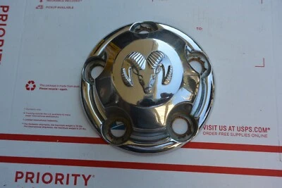 Оригинальный хромированный центральный колпак для пикапа Dodge Ram 1500 1994–2003 годов выпуска P/N 52038267 - Изображение 1 из 4