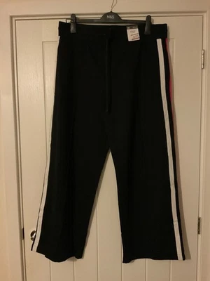 Mark and Spencer pull on trousers size 20 - Image 1 of 2