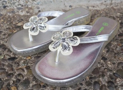 Zapatos para mujer Xhilaration tanga chanclas niñas talla 3, plata flor brillante Foto 1 de 4