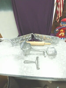 WEAR-EVER ALCOA-ALU. JUICER SQUEEZER REVIOLI MAKER WOOD ROLLING PIN CHEEZE CUT - Picture 1 of 10