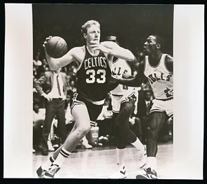 1985 MICHAEL JORDAN Rookie 8x7 Photo LARRY BIRD - Picture 1 of 2
