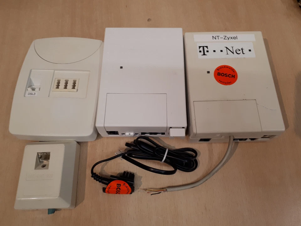 2 X T Net ISDN Box  -  1 X T DSL 3  Box  -  1 X   UAE-DAT 300 Box - Bild 1 von 2